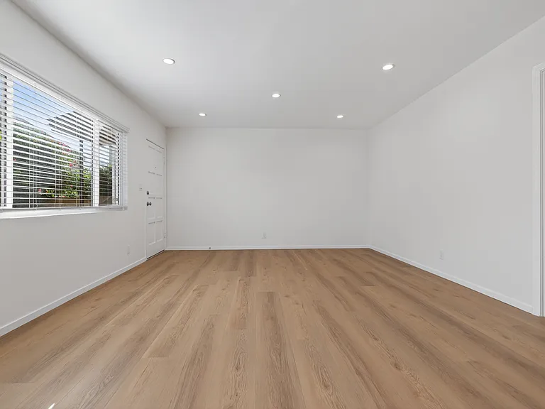 2539 Manhattan Ave — Photo 11
