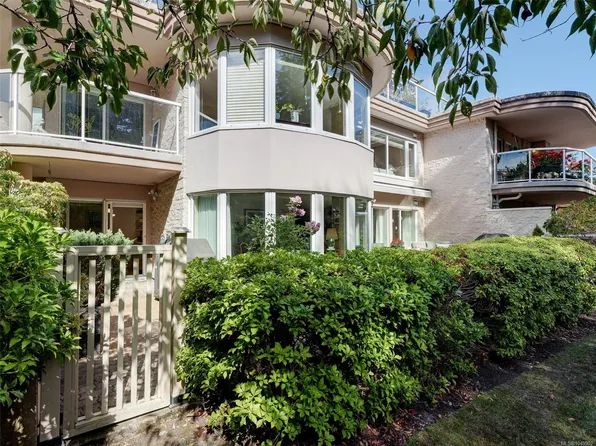 2829 Arbutus Rd #3105, Saanich, BC V8N 5X5