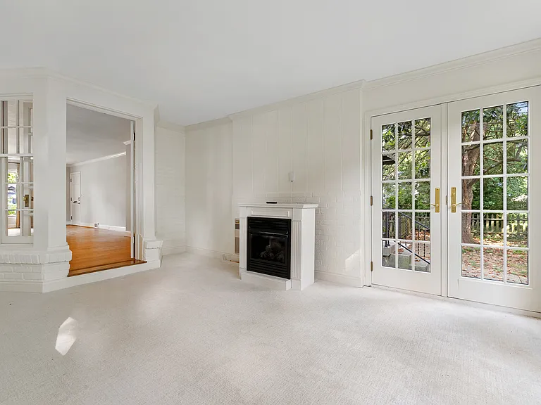 404 Lotis Way — Photo 23