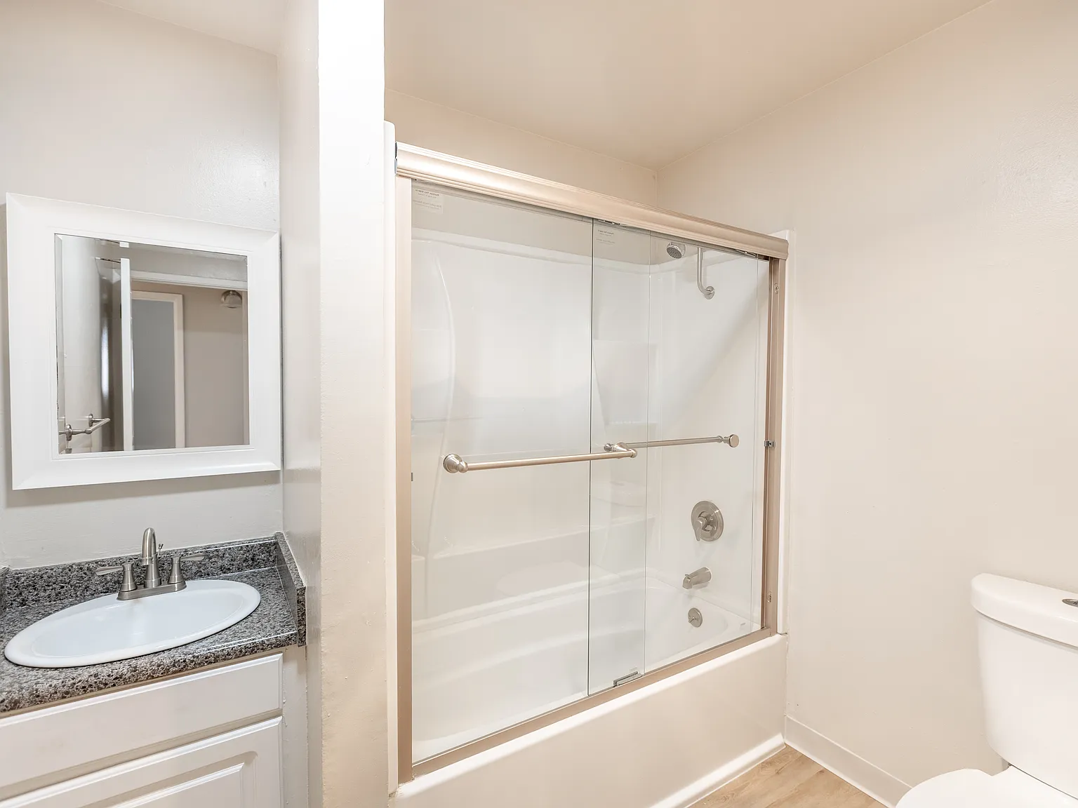 1515 The Glens Apartments — Photo 2