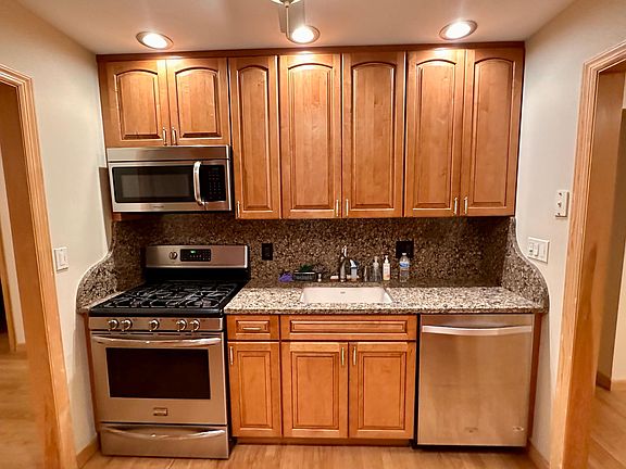 3rd image of 584 Benito St Floor 1