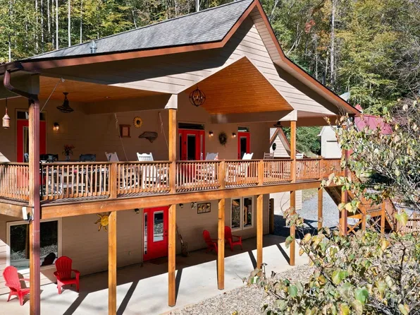 151 High Grove Pkwy, Whittier, NC 28789