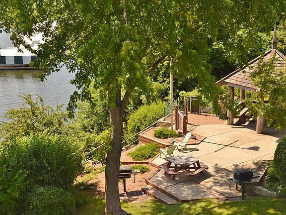 Grills & Gazebo at Lakeside