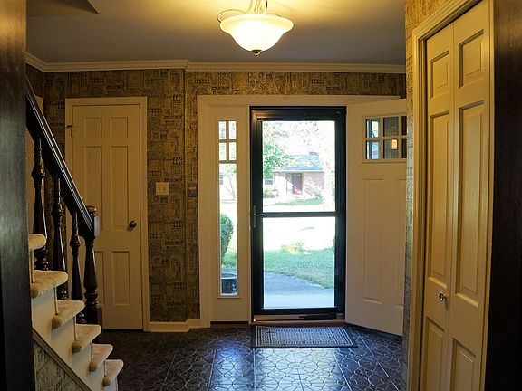 Large Entry w/2 Coat Closets