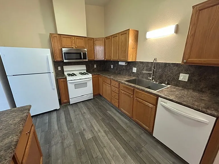 2406 W Prospect Ave — Photo 3