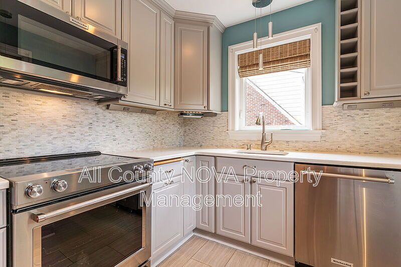 1st image of 2841 E Lee Ave