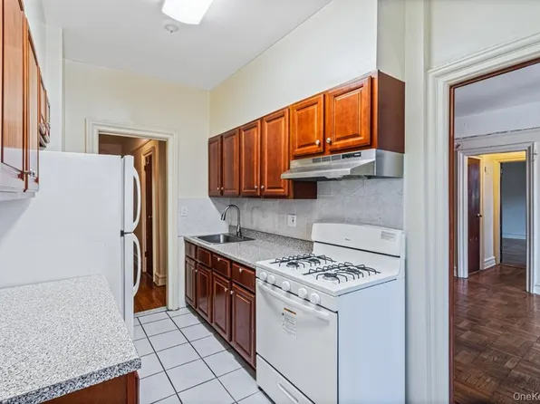 155-17 Sanford Avenue image 5 of 17