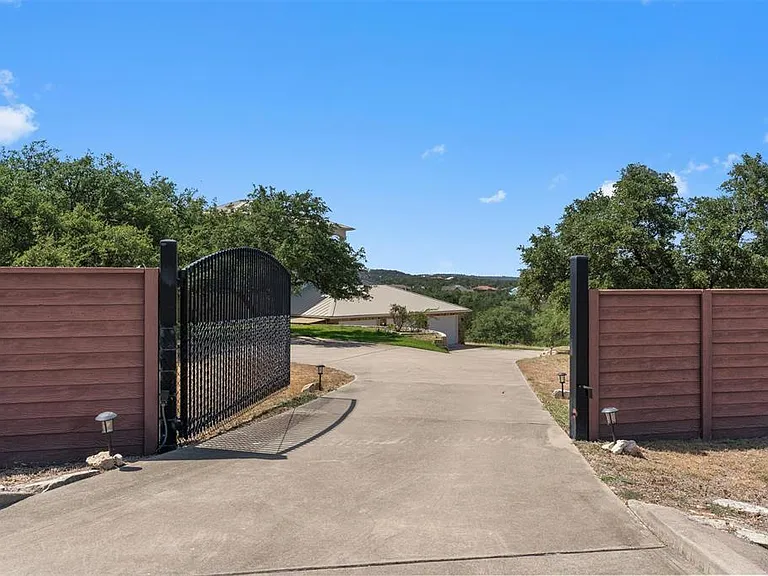 4922 Hidden Creek Ln — Photo 2