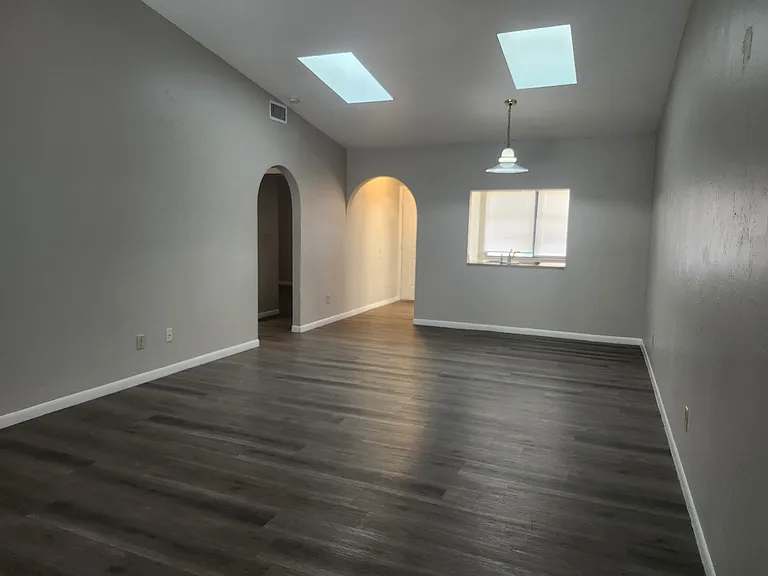 232 NE 16th Pl #3 — Photo 5
