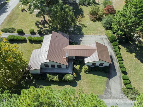 102 Shenandoah Rd W, West End, NC 27376