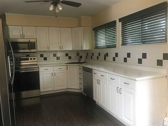 3rd image of 20 Fireplace Ln