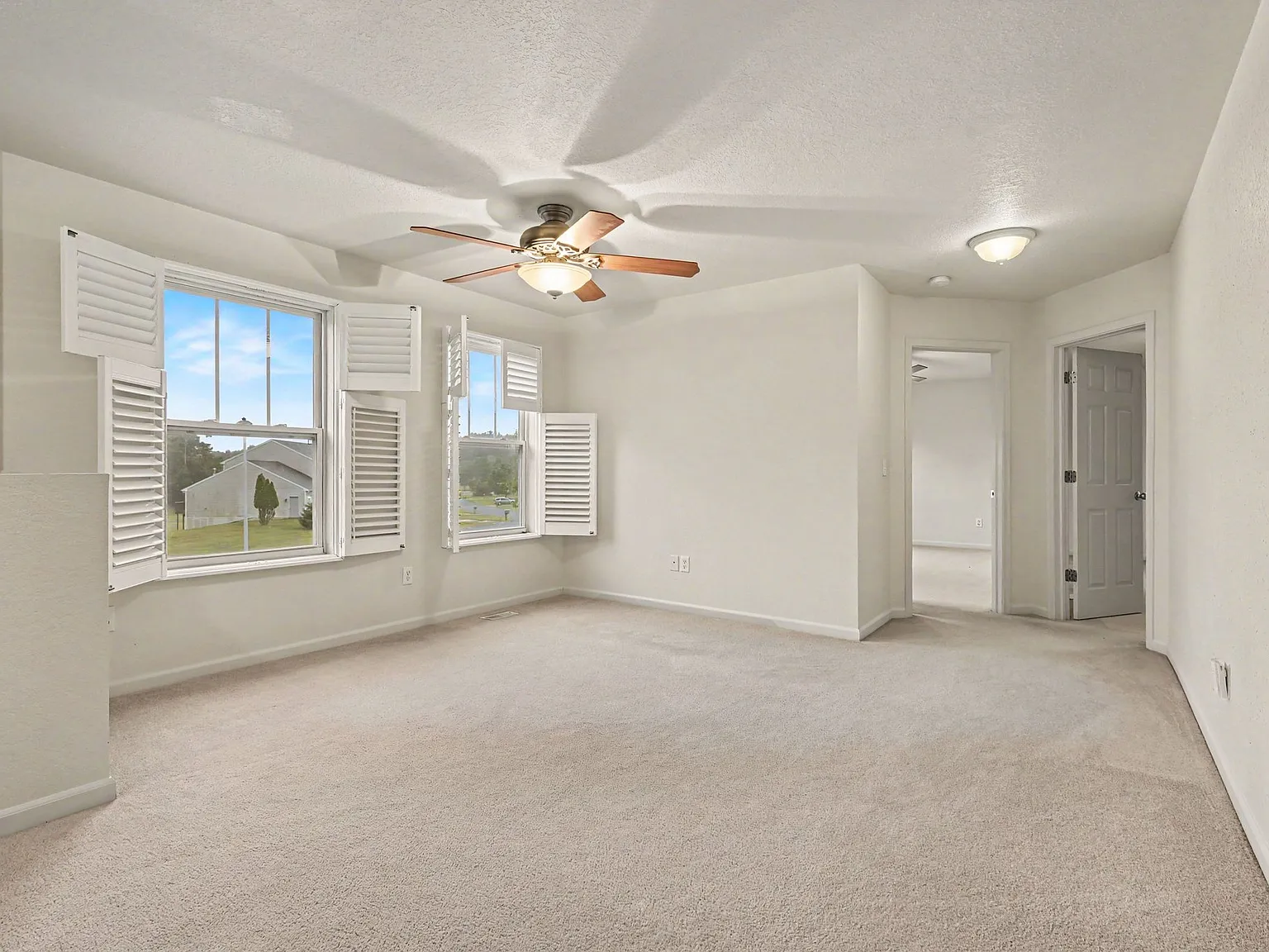4 bed, 2.5 bath, 2227 sqft, $2,400 — Photo 4