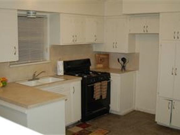 3rd image of 810 1st St APT 11