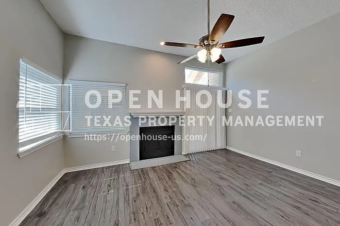 2211 Reverchon Dr — Photo 3