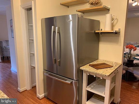 4th image of 1605 Kenwood Ave #C