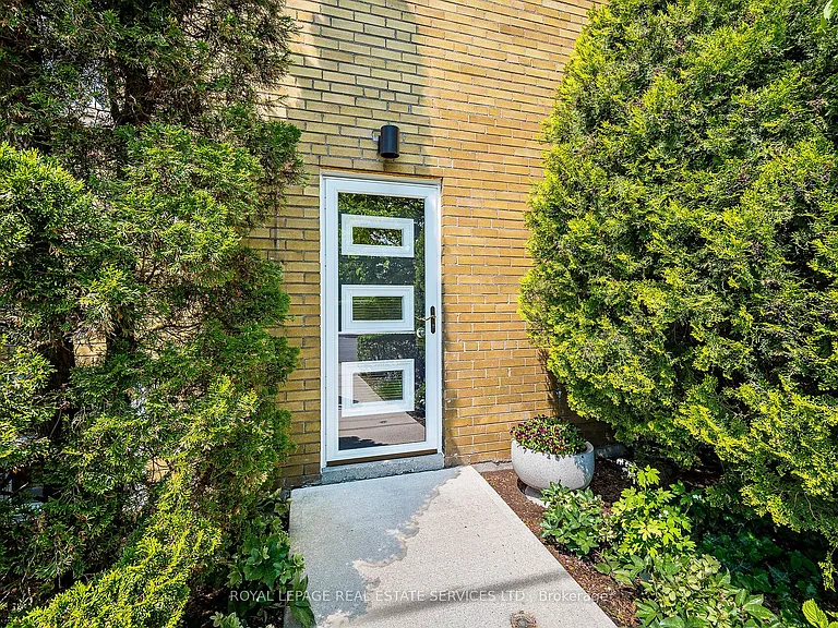 40 Emerald Cres #1 — Photo 4