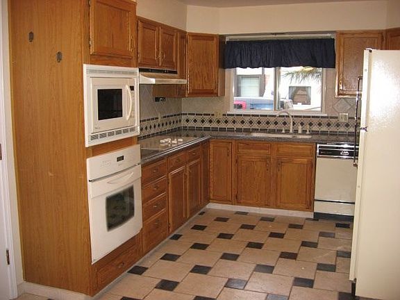 Large kitchen w/silestone counters 