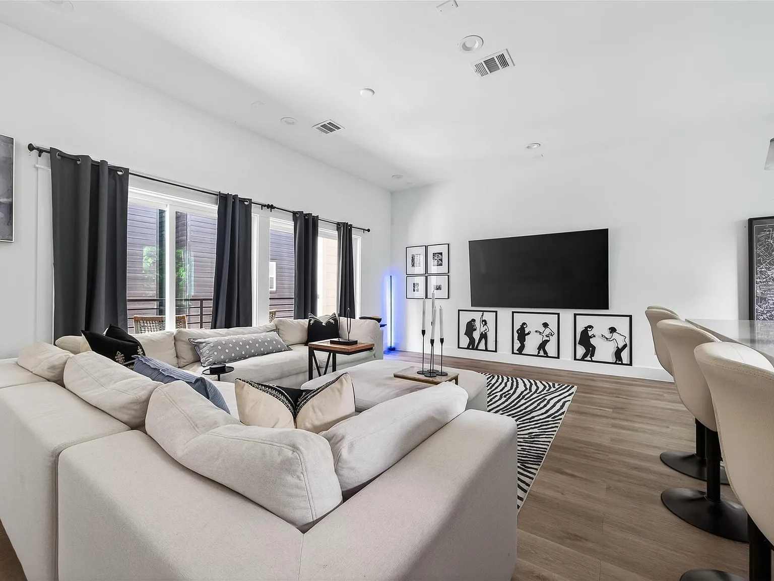 3 bed, 3.5 bath, 2401 sqft, $3,100 — Photo 2