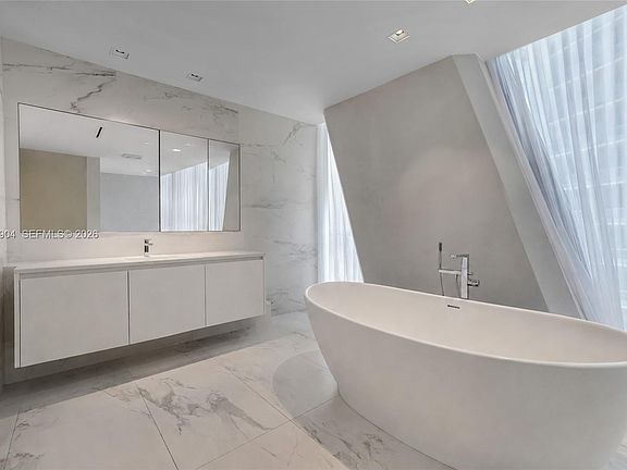 5th image of 1000 Biscayne Blvd Unit 3901