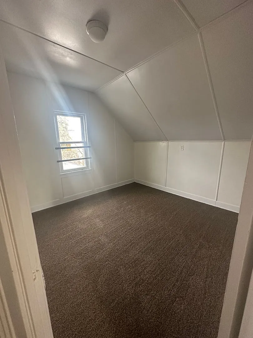 3bd Single Cash Pay/Section 8 — Photo 2
