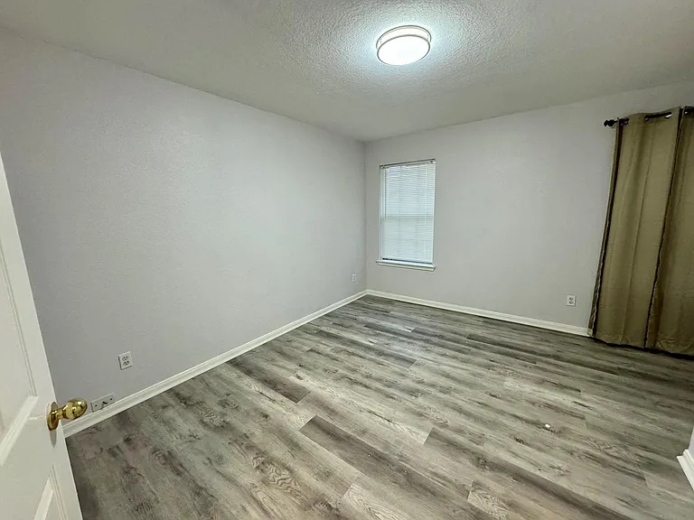 1910 Plum Falls Ln — Photo 28