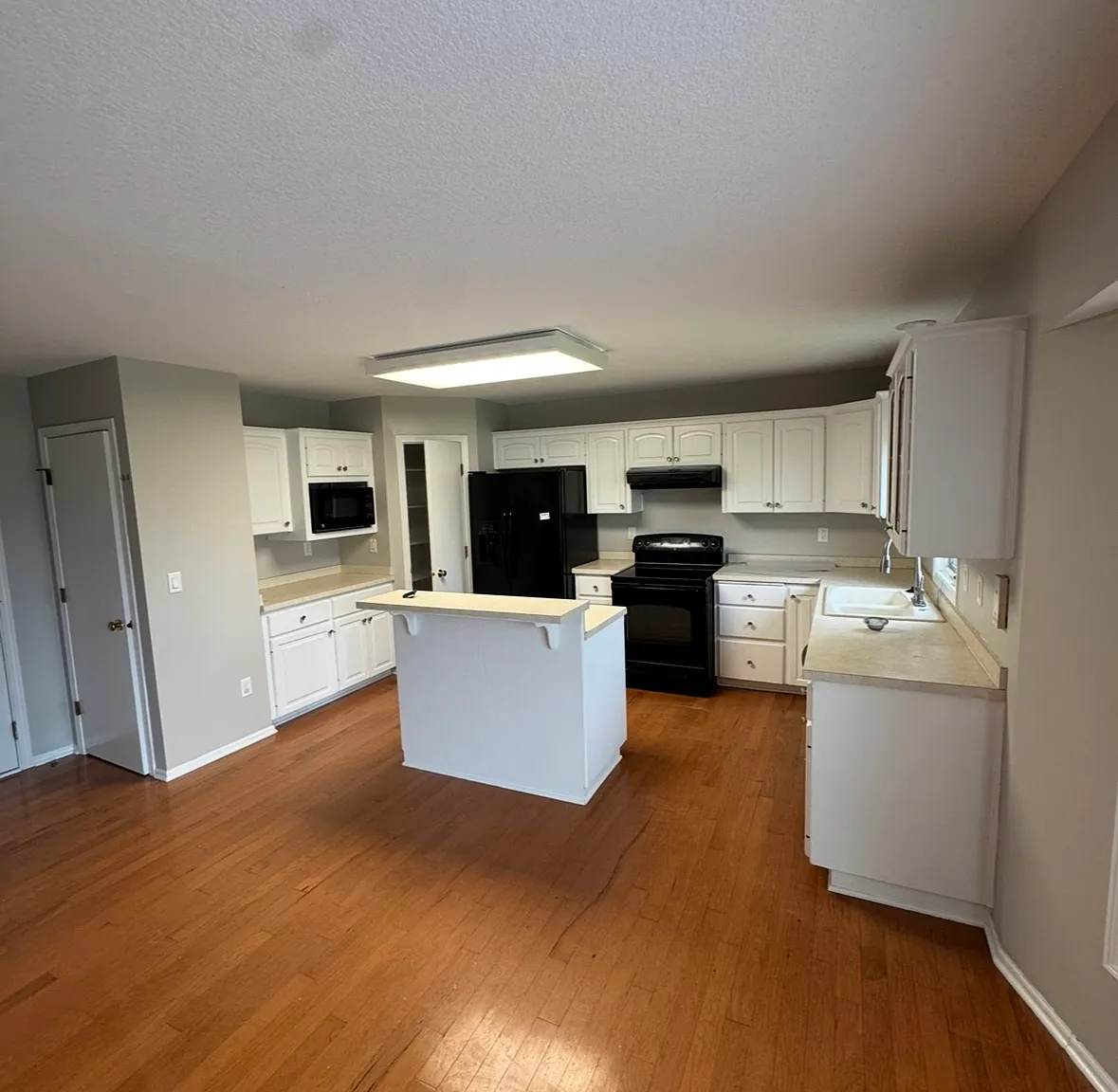4 bed, 2550 sqft, $3,000 — Photo 2
