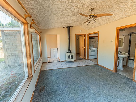 3rd image of 312 N Vista Ter
