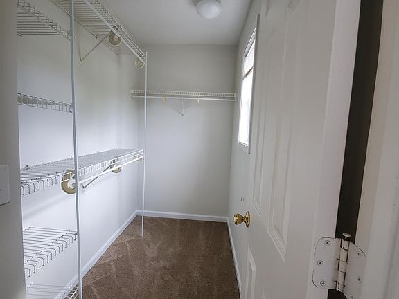 MASTER WALK -IN CLOSET