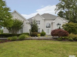 37 Arrowhead Ct, Manhasset, NY 11030