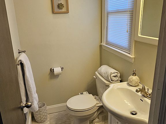 Bathroom 2, ensuite to Master bedroom.