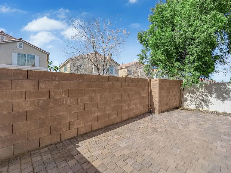 7330 Phlox Rd — Photo 2