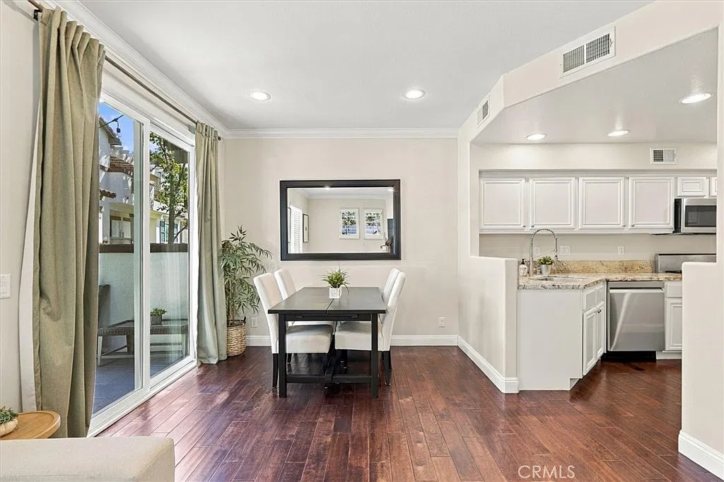 2 bed, 2.5 bath, 1012 sqft, $3,750 — Photo 2