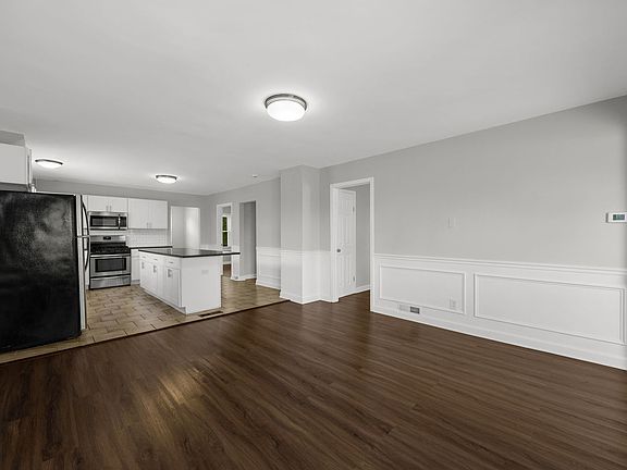 4th image of 642 Greenbay Ave