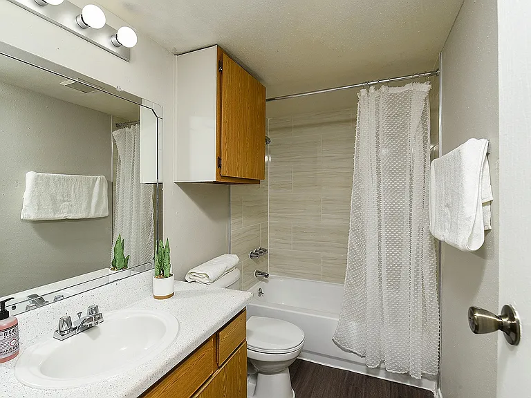 Cricket Hollow Apartments — Photo 29