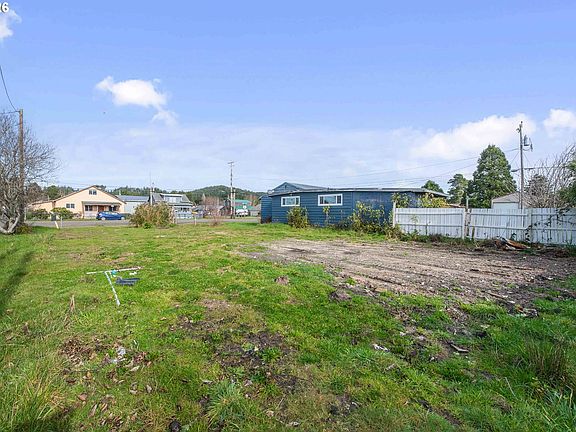 5th image of 1015 N Lake Rd