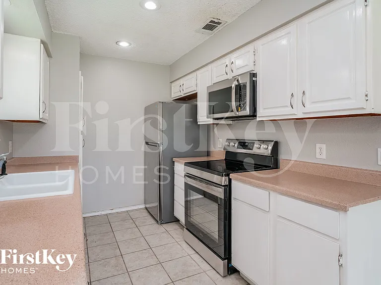 5304 Tamarack Ct — Photo 9