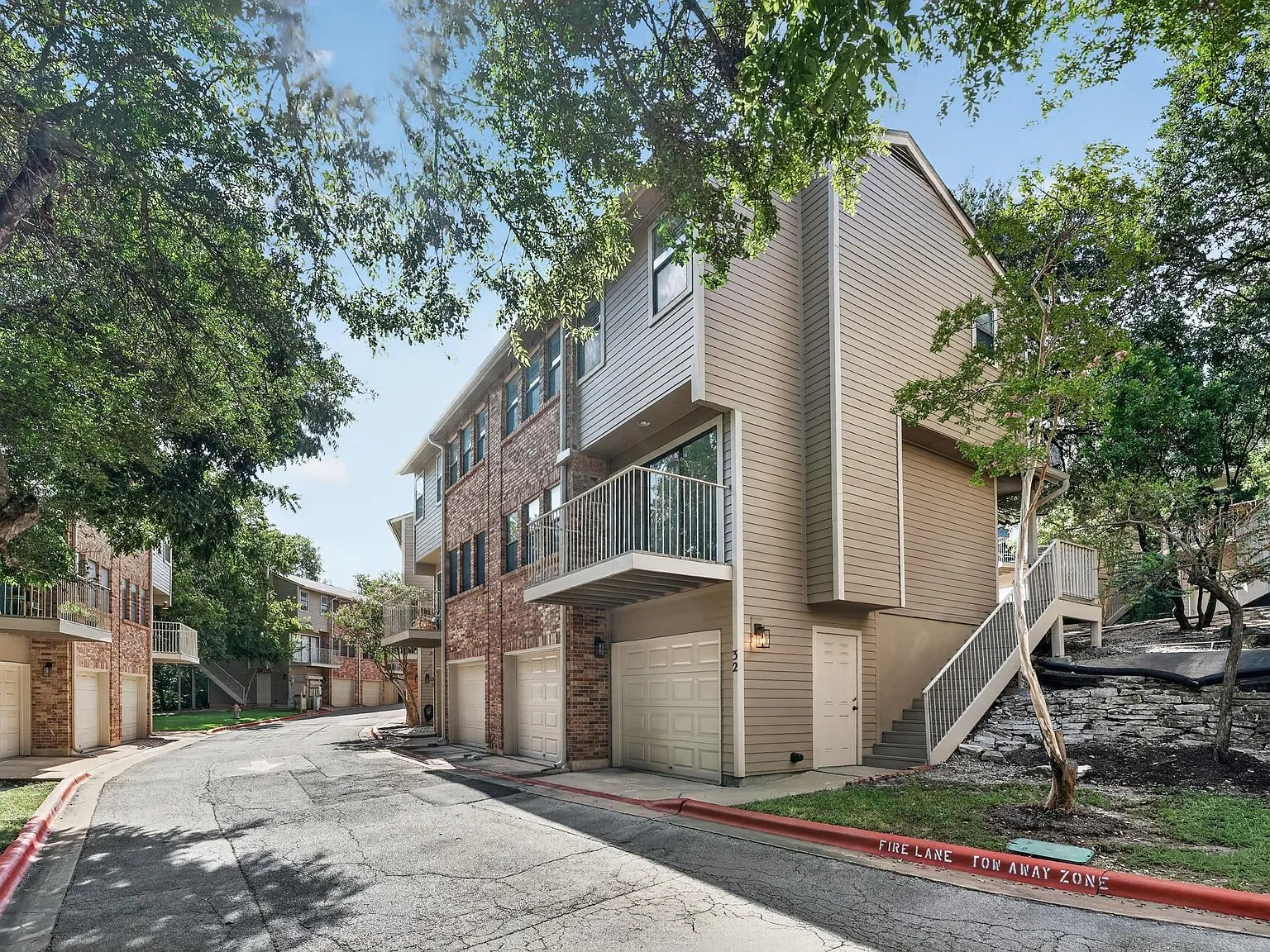 2 bed, 2.5 bath, 1167 sqft, $2,200 — Photo 2