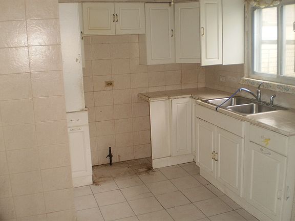 3rd image of 1910 Ash St
