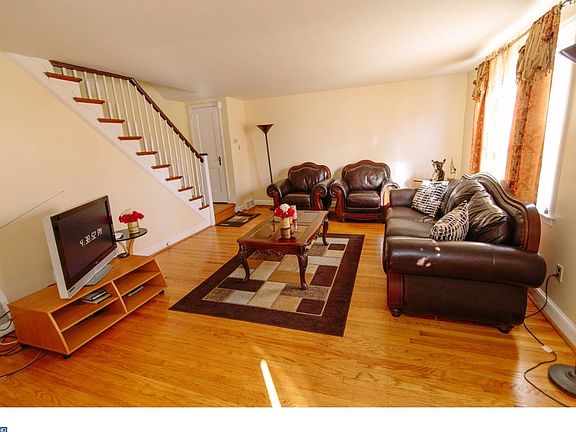2nd image of 407 Twin Oaks Dr
