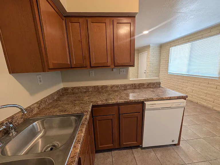 2 bed, 1.0 bath, 798 sqft, $1,200 — Photo 3