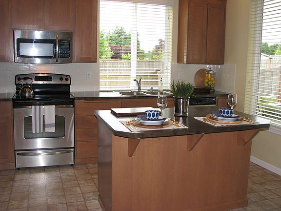 3rd image of 3810 Steinerberg St SE