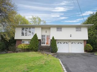 96 Cedar Drive W, Plainview, NY 11803