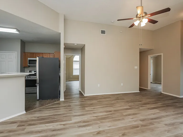 2124 Creek Royal Dr — Photo 4