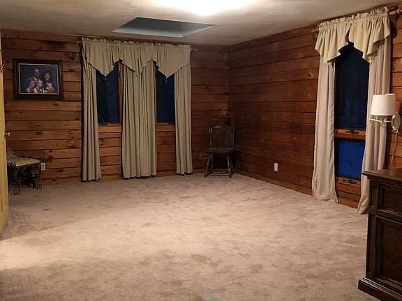 MBR w skylight & walk-in clo