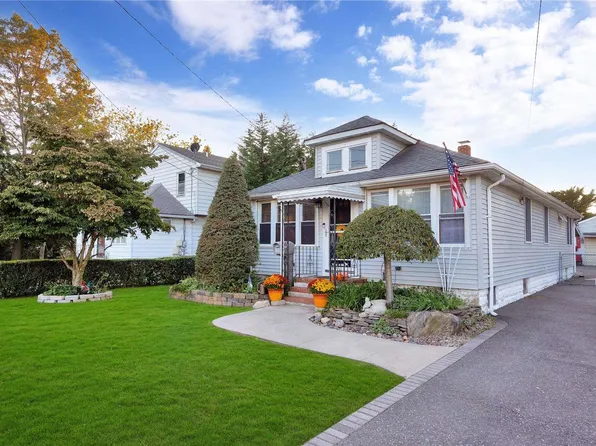 12 Walnut Avenue E, Farmingdale, NY 11735