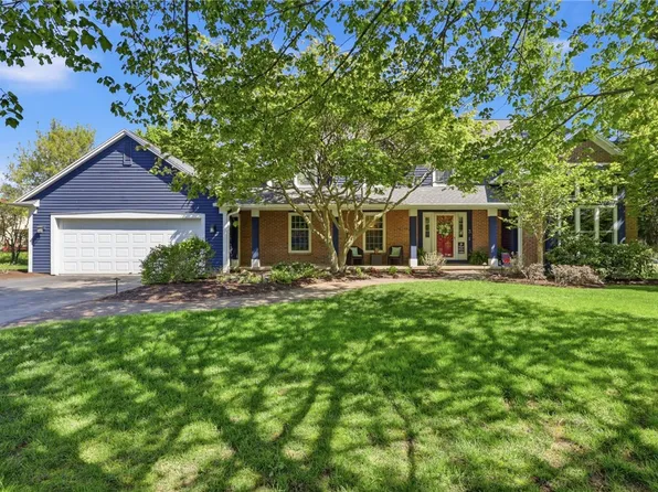 3 Fenimore Dr, Pittsford, NY 14534