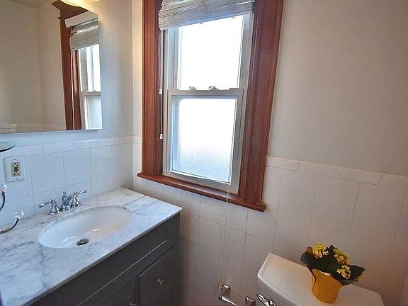2nd image of 262 Valley St Floor 1