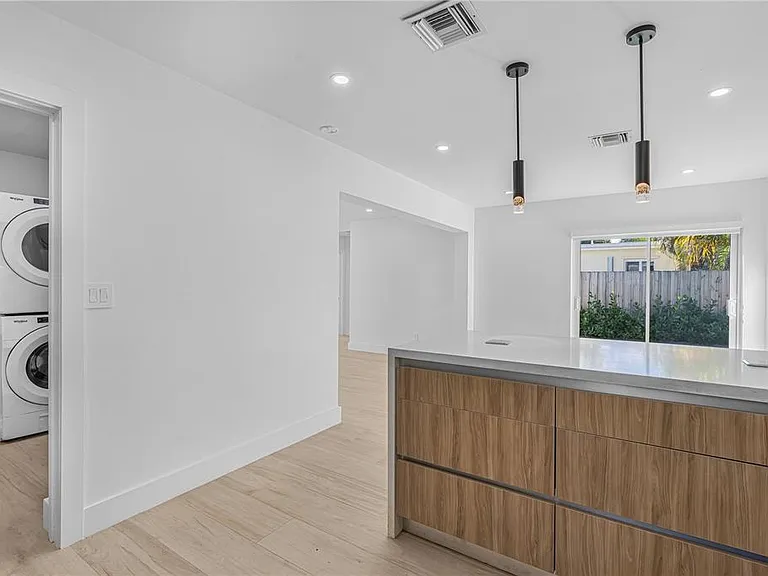 1116 N 31st Ave — Photo 8