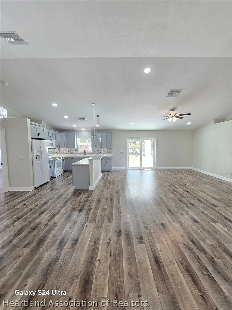 3 bed, 2.0 bath, 1846 sqft, $2,400 — Photo 4