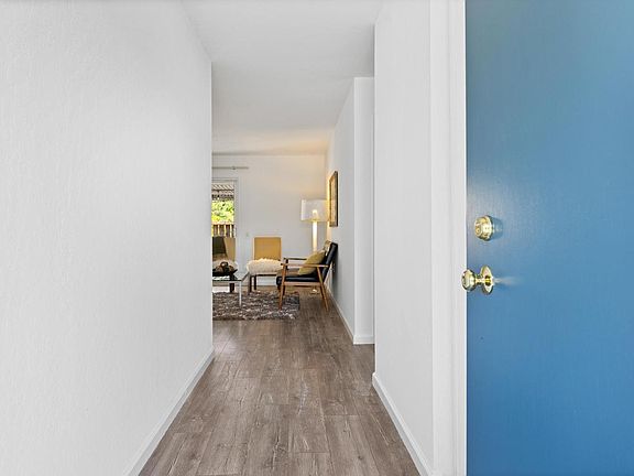 2nd image of 21 Vineyard Cir